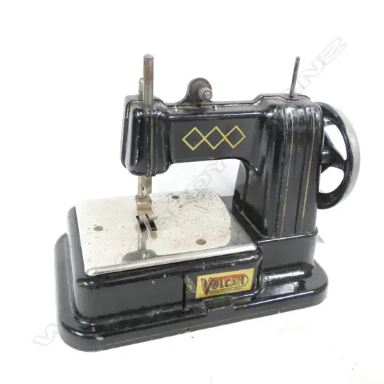 BLACK VULCAN TOY SEWING MACHING L. 190MM
